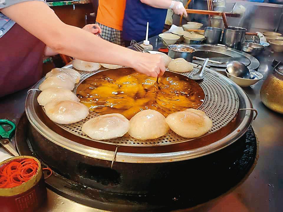 肉圓清的肉圓經低溫油炸，口感吃起來相當清爽。