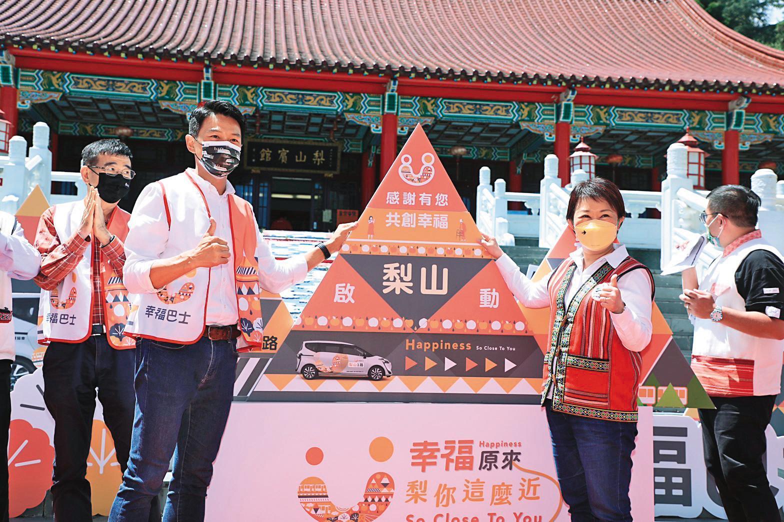 張根逢、梁素華夫妻皆為小黃公車司機，他們表示小黃公車政策造福許多偏遠區域的市民，讓當地居民很感動。