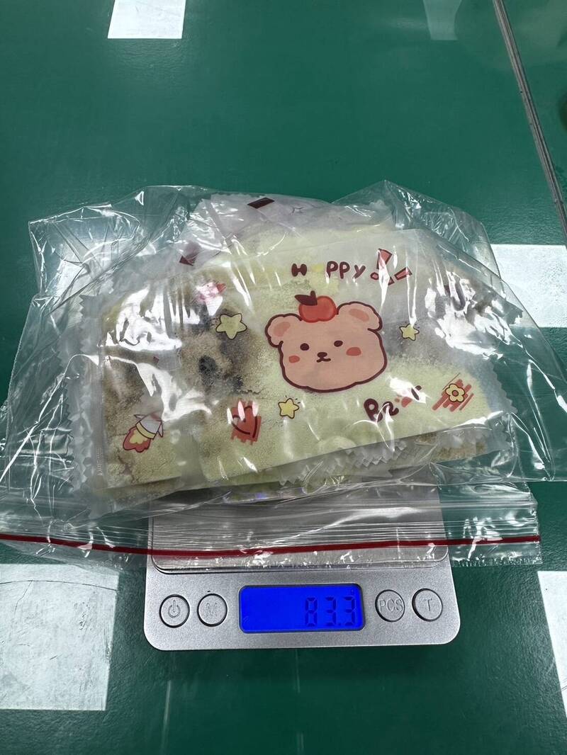 警方在車內查扣「小熊包裝」毒品咖啡包。（警方提供）