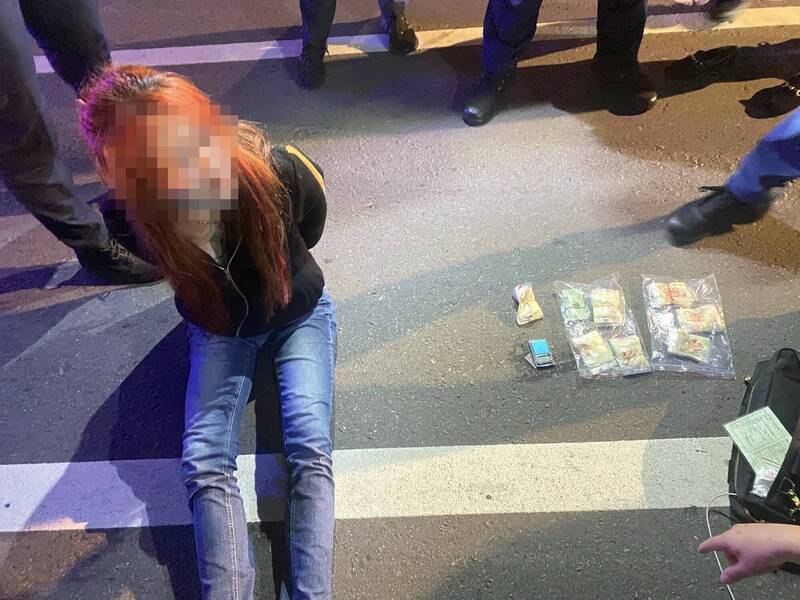 網路「假賣茶、真販毒」，呂女意圖衝撞員警，被噴上辣椒水後唉唉叫（警方提供）