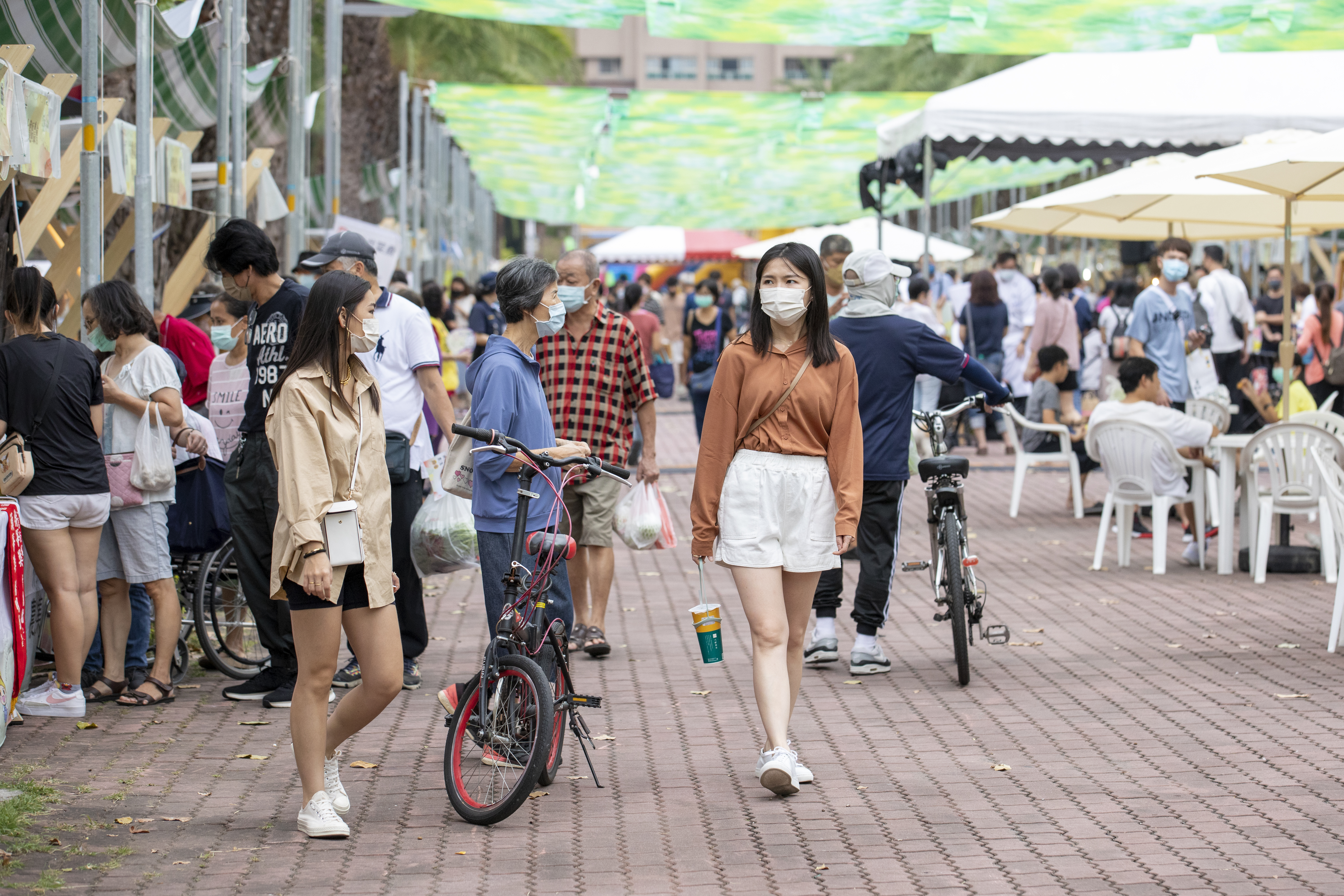 本刊整理12月1日起上路的新制，諸如口罩禁令鬆綁、科技執法全面擴大、台北Youbike1.0退場、台北禁用一次性塑膠杯等。（本刊資料照）