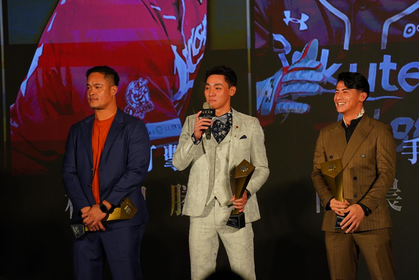 捲入倪暄的情變風波，陳晨威（中）照常出席領獎。（翻攝樂天桃猿臉書）