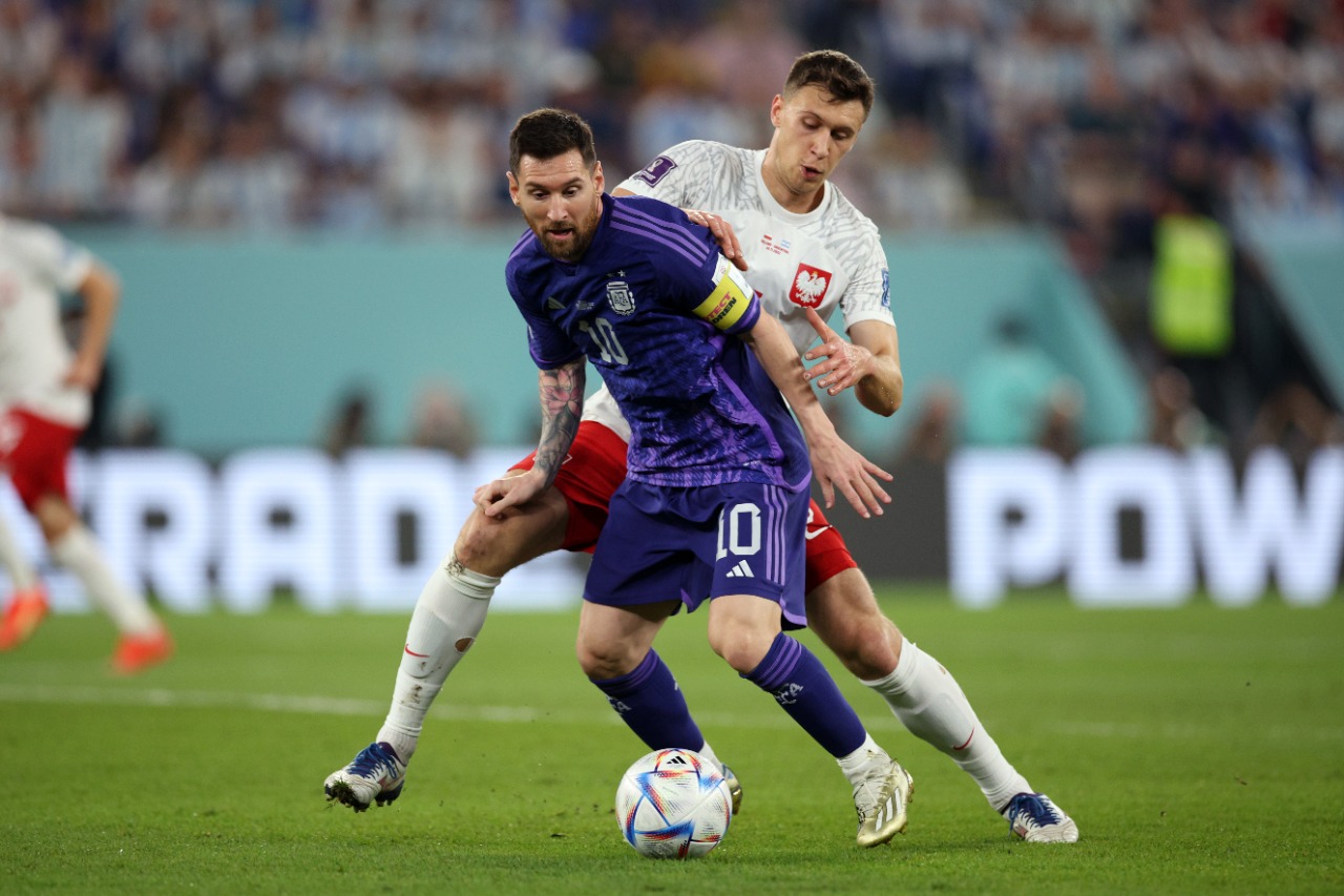 足球巨星梅西（前）在本屆世足賽帶領阿根廷力拚奪冠，小組賽最後對上波蘭。（翻攝自Selección Argentina Twitter）