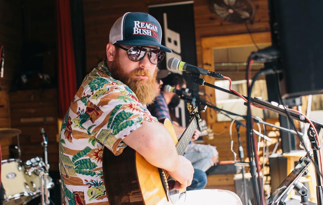 美國鄉村歌手傑克弗林在婚禮後數小時便於睡夢中死亡,享年僅37歲,目前死因未知,他的社群湧進大量哀悼留言。(傑克弗林臉書)