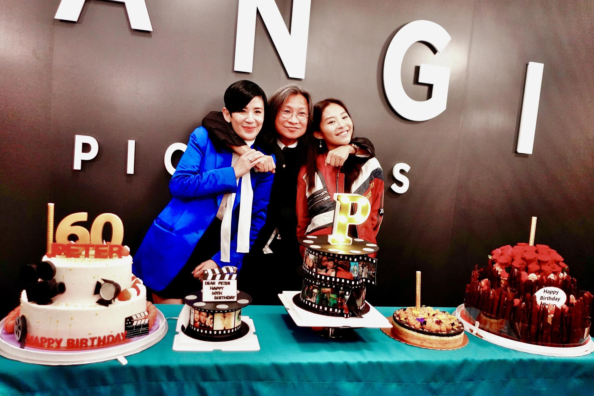 導演陳可辛60大壽,難得與妻女吳君如、陳是知一起亮相。(滾動工作室提供)