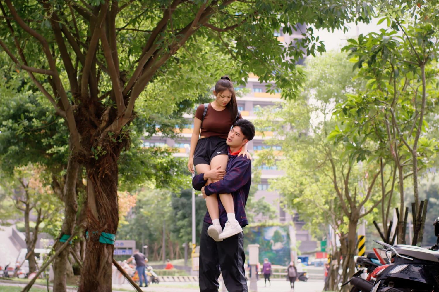 王新凱以抱小腿的方式直接扛起吳玳慈。(TVBS提供)