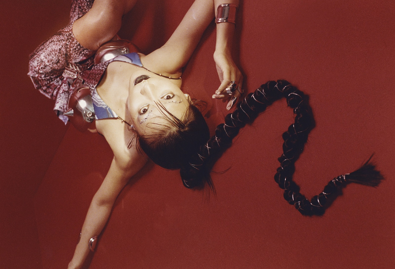 歷經本命年各路挑戰，高小糕從單飛貸款發單曲成立廠牌，再到跟樂團SADOG合作推出新歌，以及年末終於發行個人首張EP。（Soft Pussy提供）