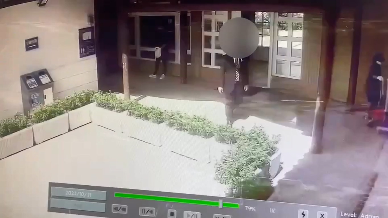 監視器拍下黃男身影。（警方提供）