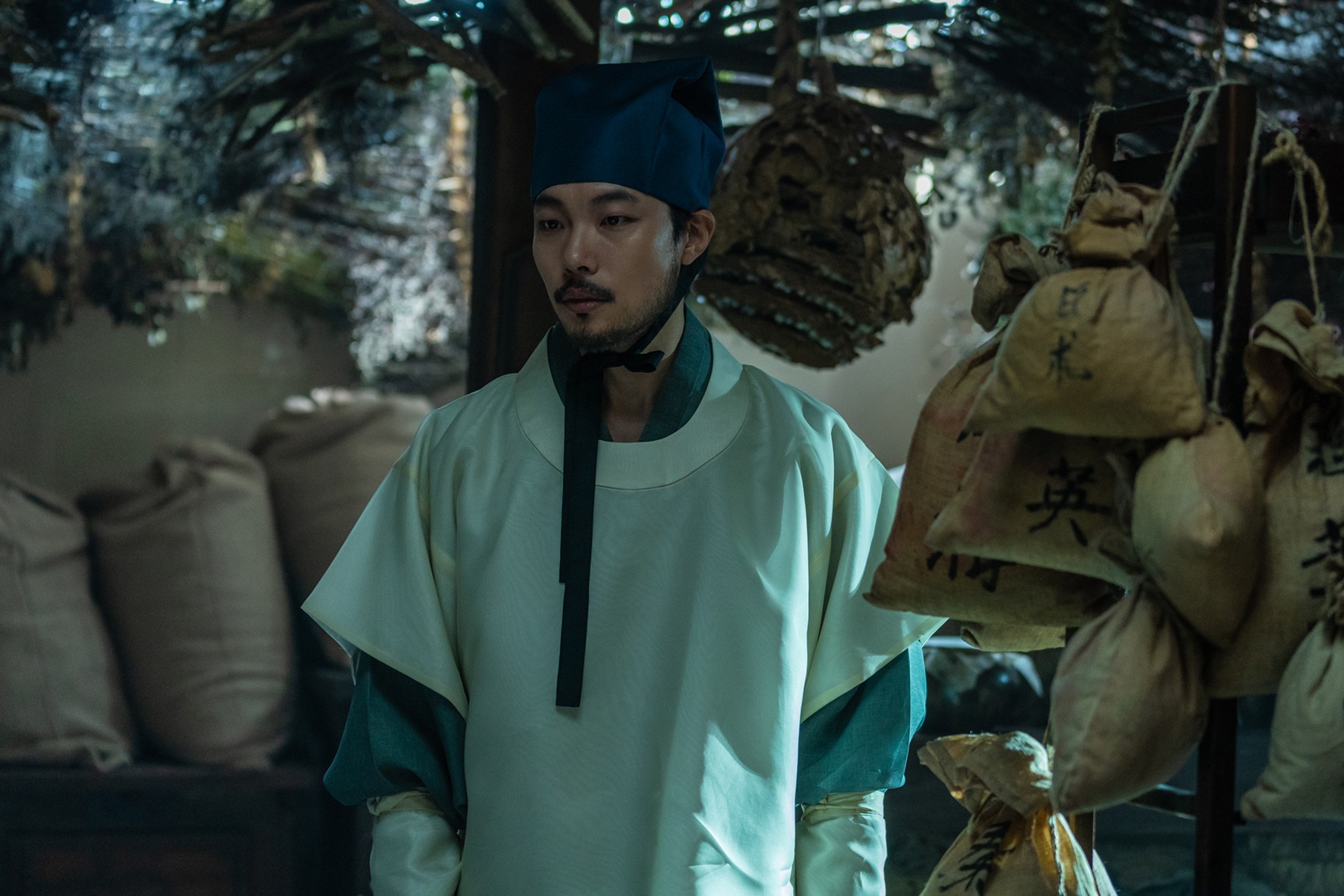 柳俊烈在電影《晝盲神探》中飾演一名擁有優秀針灸技術的盲人,因而被邀請入宮。(車庫娛樂提供)