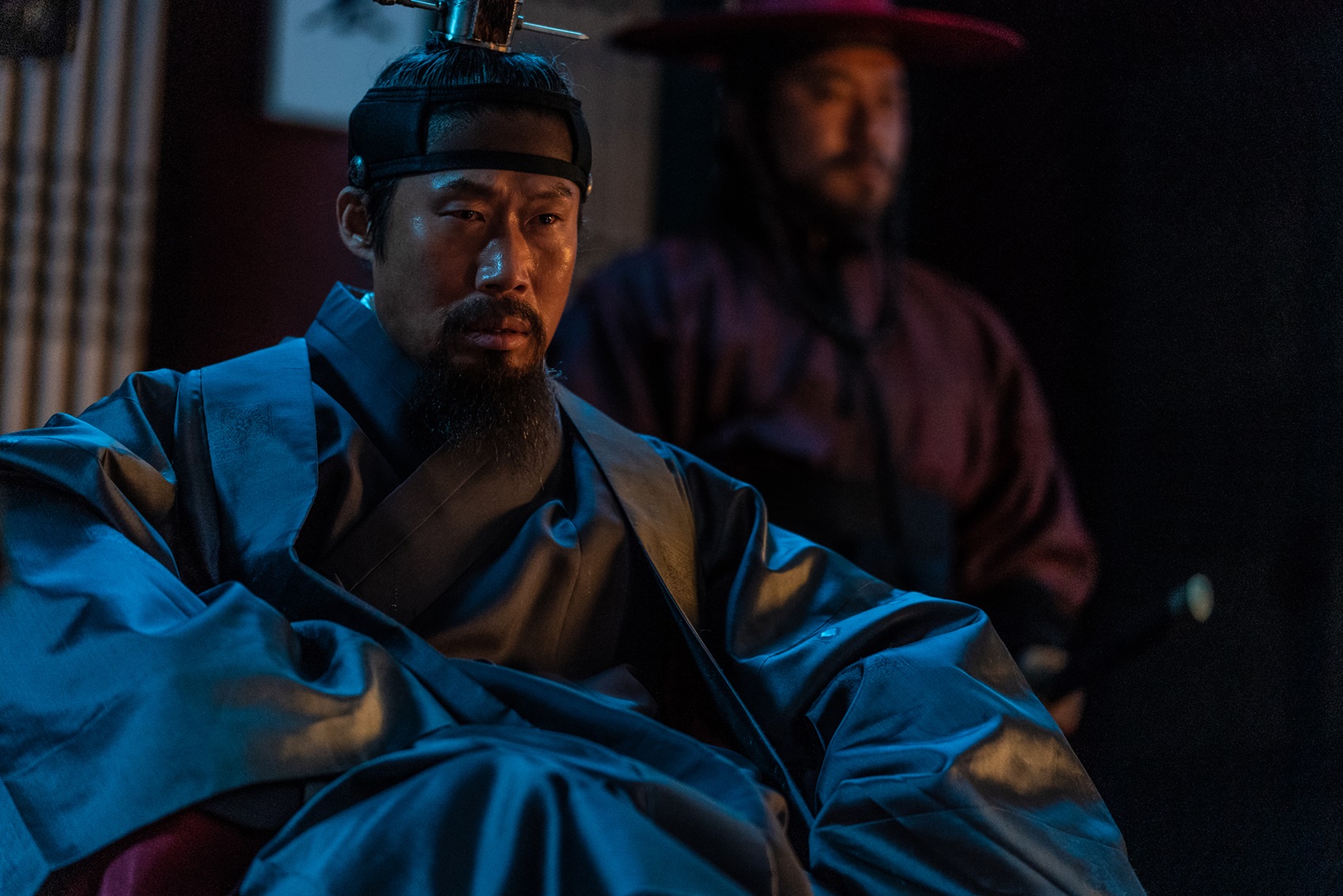 柳海真在《晝盲神探》飾演昭顯世子的父親,兒子突如其來的死亡讓他感到不安。(車庫娛樂提供)