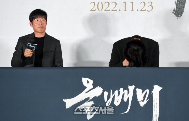 柳俊烈（右）日前在新片《晝盲神探》記者會上聽到柳海真對自己的稱讚，當場落淚。（翻攝自首爾體育）