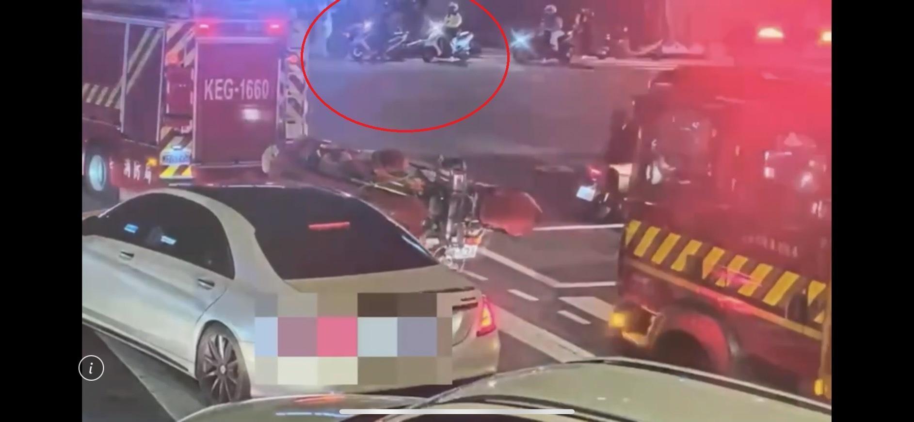 機車騎士禮讓消防車先行,卻遭後方機車追撞倒地。(翻攝畫面)