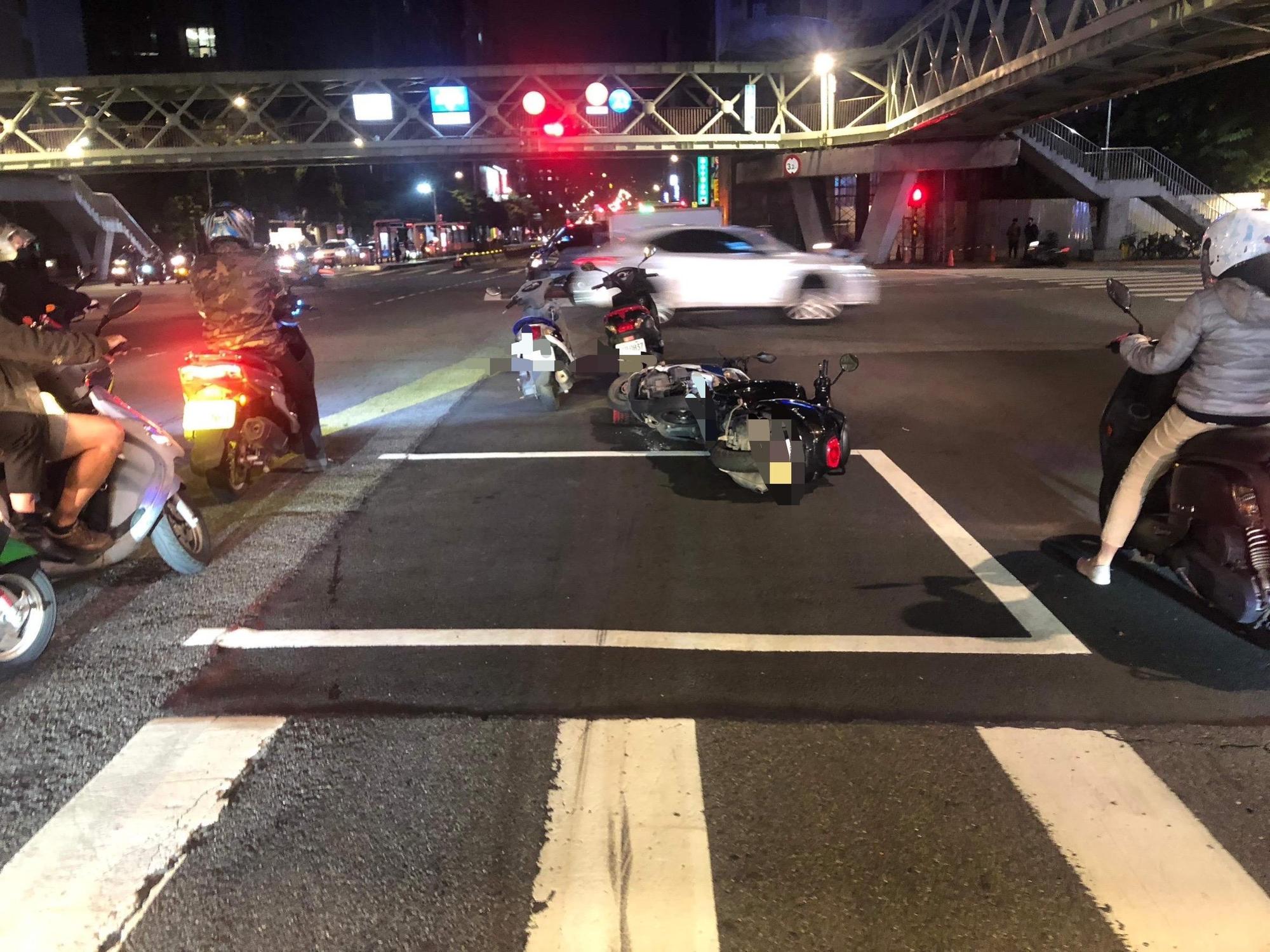 所幸2車騎士僅有車損未受傷。(翻攝畫面)