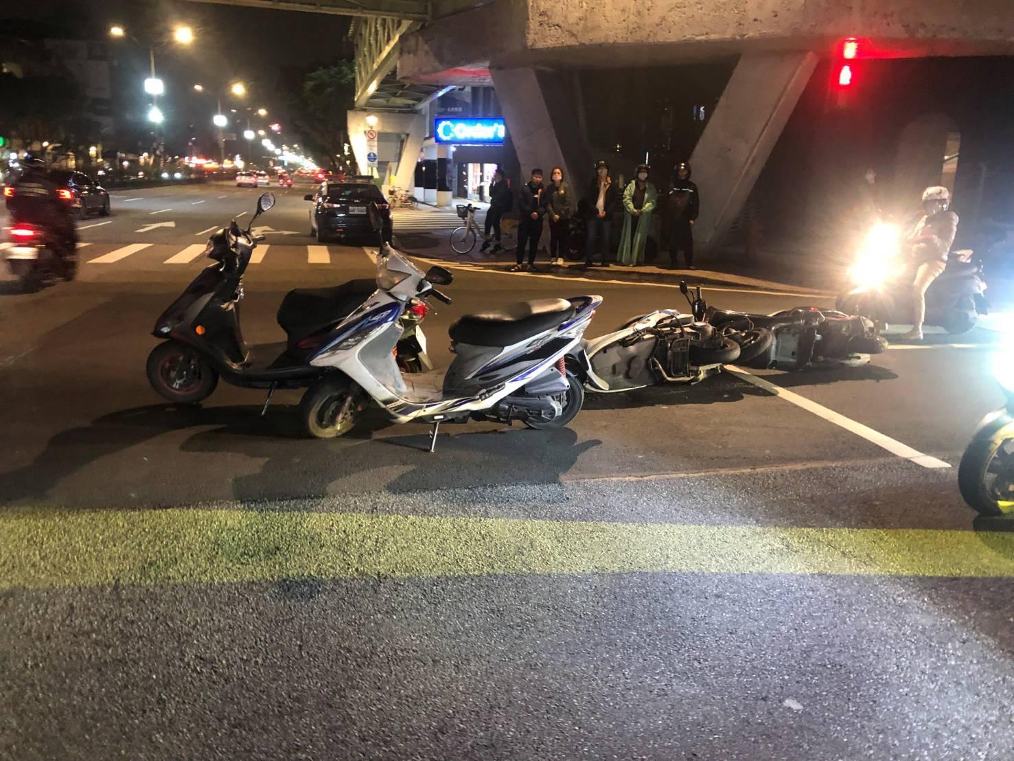 警方獲報後前往處理,避免兩車遭二度追撞。(翻攝畫面)