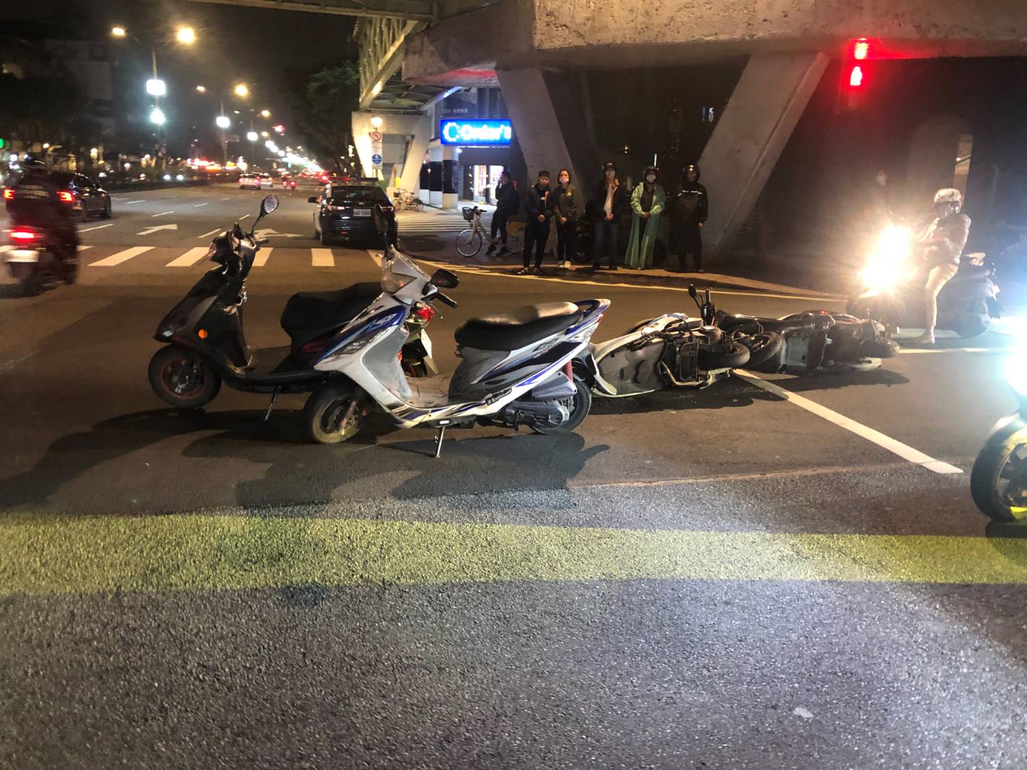 警方獲報後前往處理，避免兩車遭二度追撞。（翻攝畫面）
