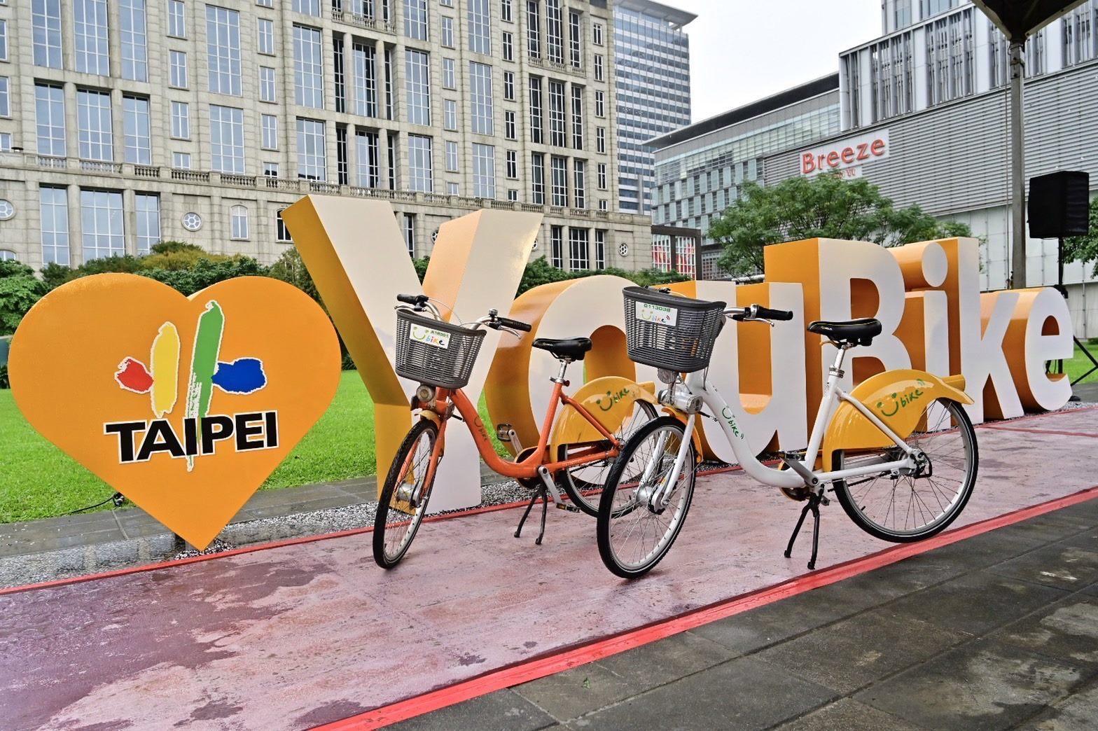 為紀念YouBike為台北市帶來便利性，特別於YouBike第一站「捷運市政府站」3號出口設置「♥ YouBike」紀念意象。（北市交通局提供）