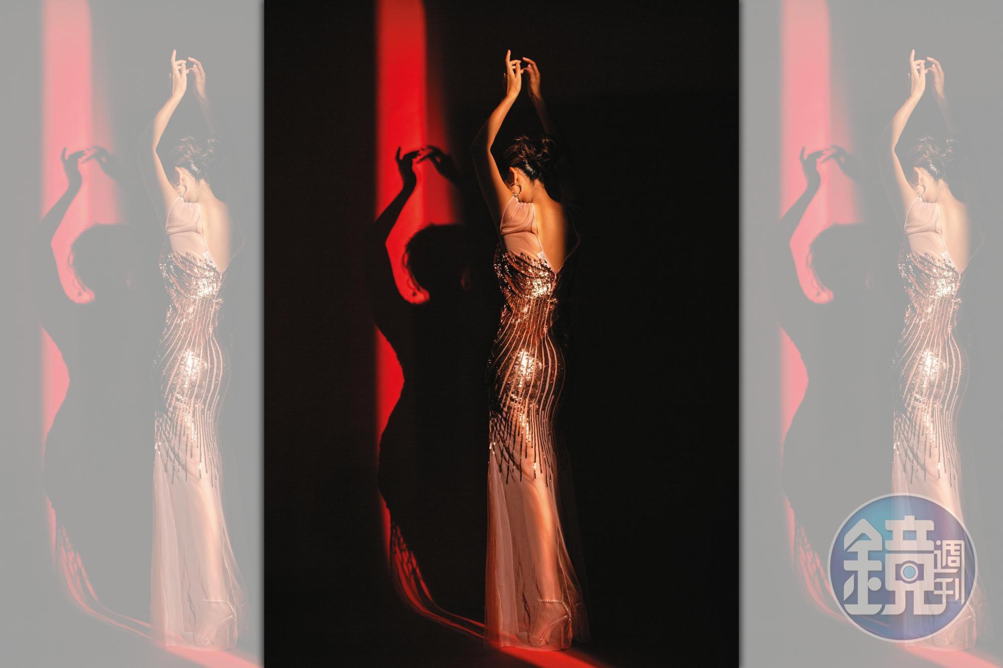 玫瑰金亮片紗裙洋裝 NT$62,800 by BLUMARINE／龍尾圓圈珍珠耳環 NT$10,000 by APM MONACO／粉紫亮片水晶鑽墜飾高跟鞋 NT$43,800 by JIMMY CHOO