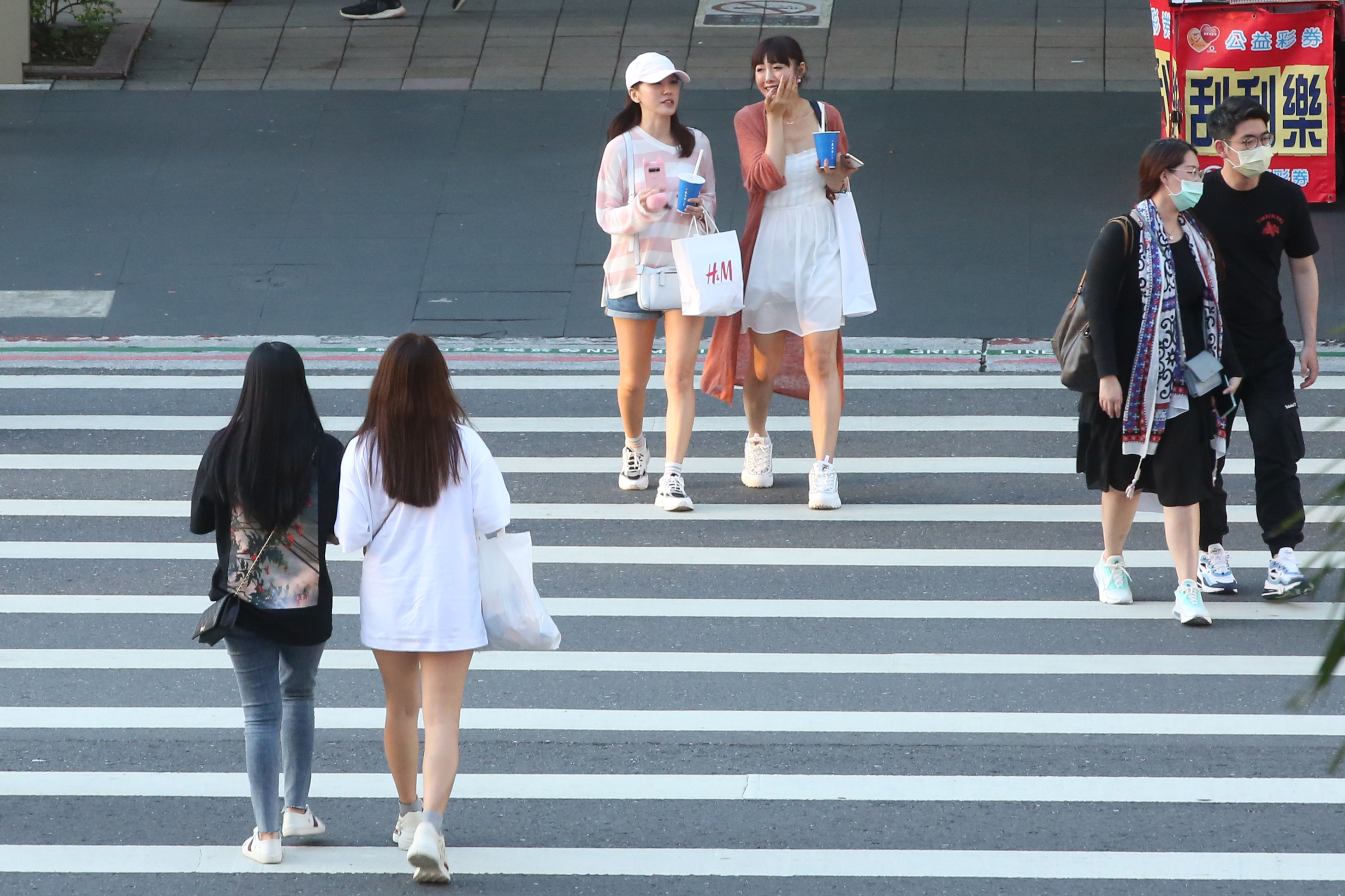 今（12/1）起國內口罩政策放寬，室外可免戴口罩，不過室內惟符合6大條件時才得免戴，其餘時間仍須戴上口罩，示意圖。（資料照）