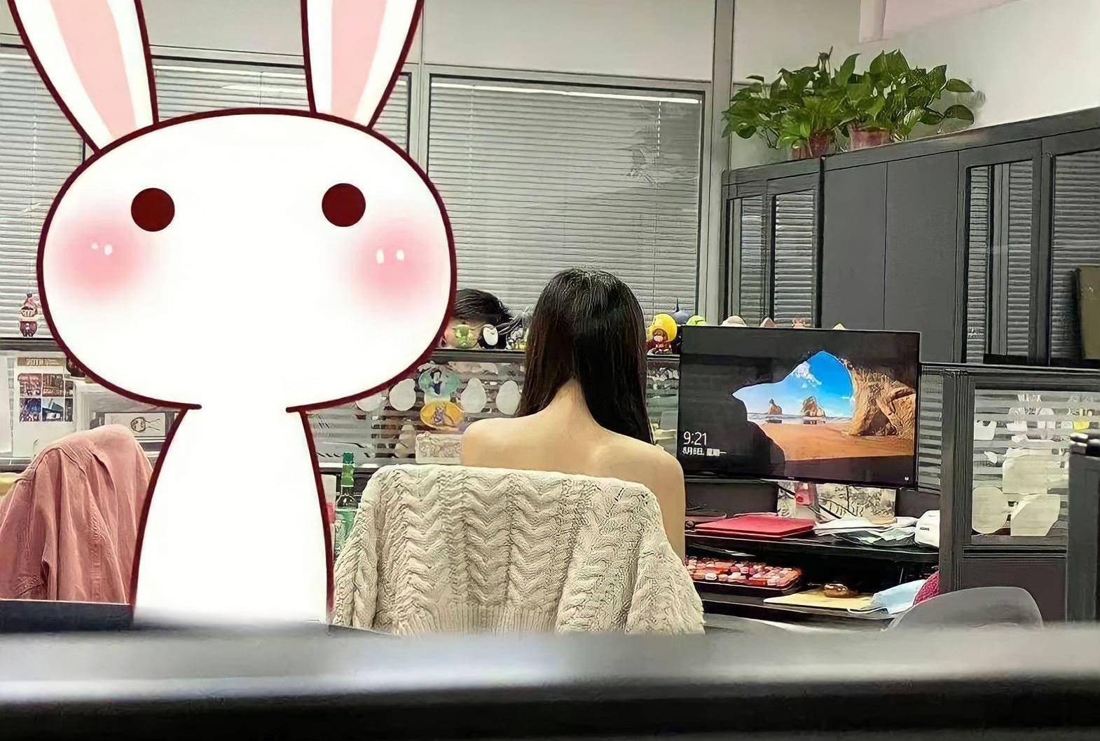 網友抱怨女同事的背影害他無法專心上班。(翻攝自臉書「爆廢公社公開版」)