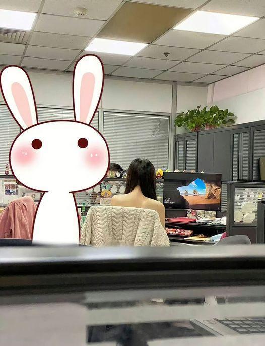 網友抱怨女同事的背影害他無法專心上班。(翻攝自臉書「爆廢公社公開版」)