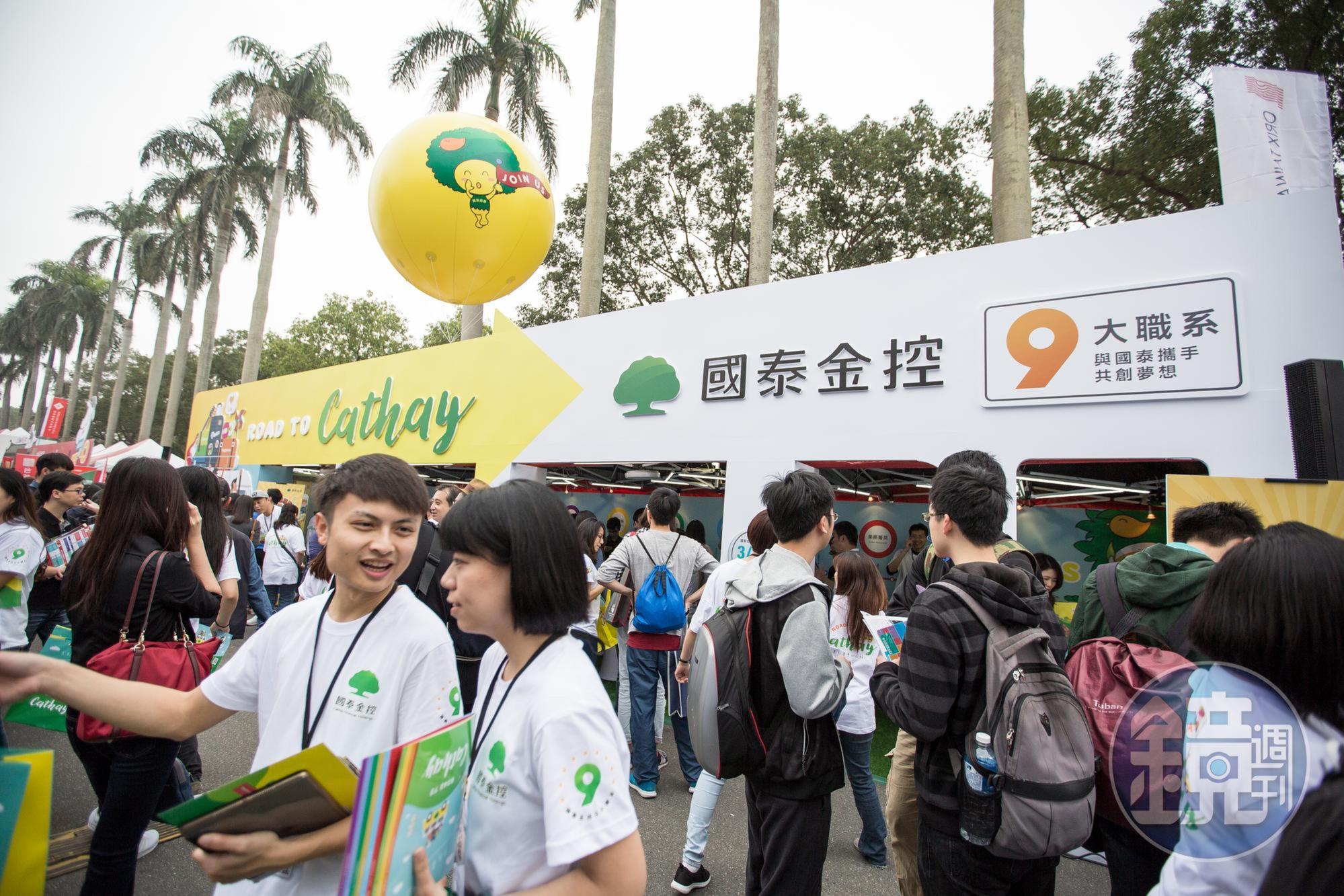 不敗教主陳重銘建議長期投資者要參加國泰金的現增，可增加持有張數並降低總成本。