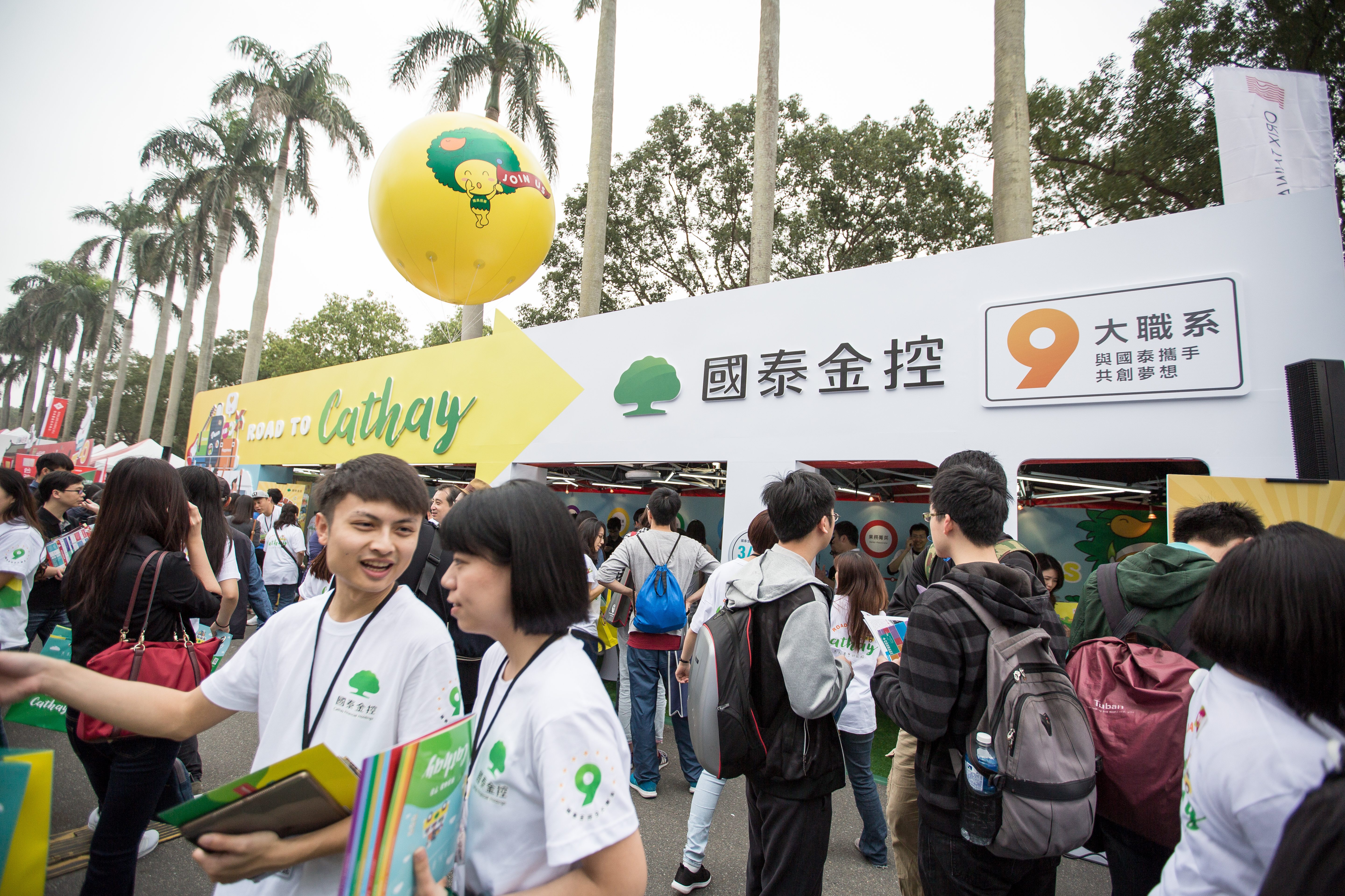 不敗教主陳重銘建議長期投資者要參加國泰金的現增，可增加持有張數並降低總成本。