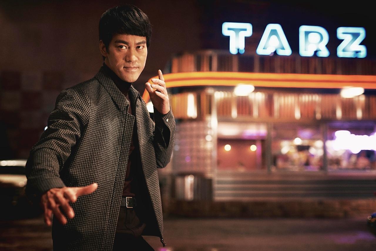 陳國坤分別在《葉問》3、4集演出李小龍,是目前所有演出李小龍的演員中形神皆似的佼佼者。(華映提供)
