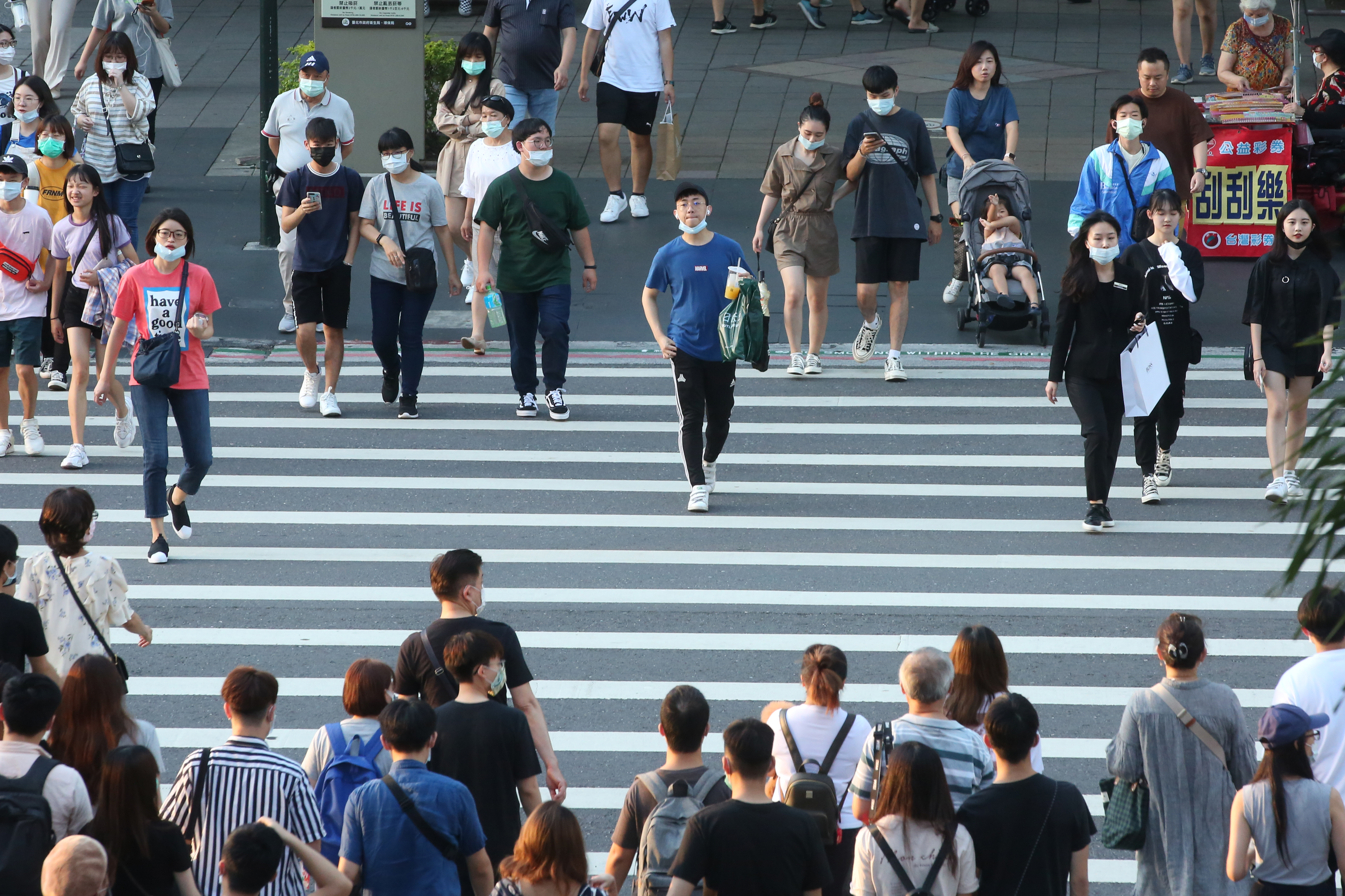 睽違555天今（12/1）國內口罩政策放寬，室外可免戴口罩，示意圖。（資料照）