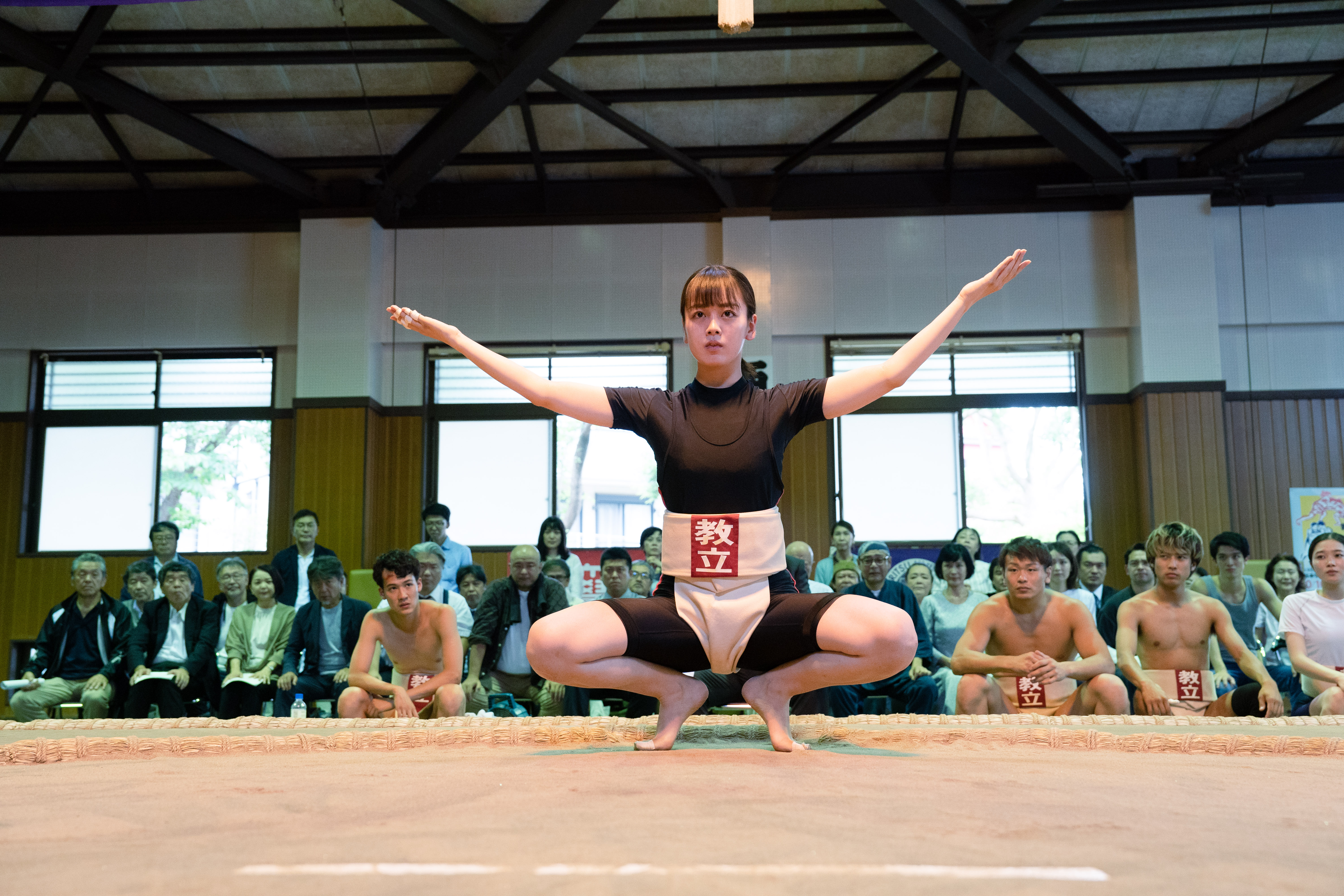 Disney+推出經典電影《五個相撲的少年》劇集版，主角換成女性，由新生代演員伊原六花飾演相撲社僅剩的社員。（Disney+提供）