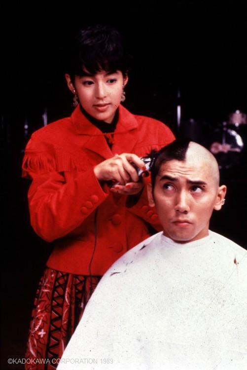 本木雅弘(右)因演出《五個光頭的少年》與周防正行導演結緣,左為鈴木保奈美。(翻攝自金馬影展官網)
