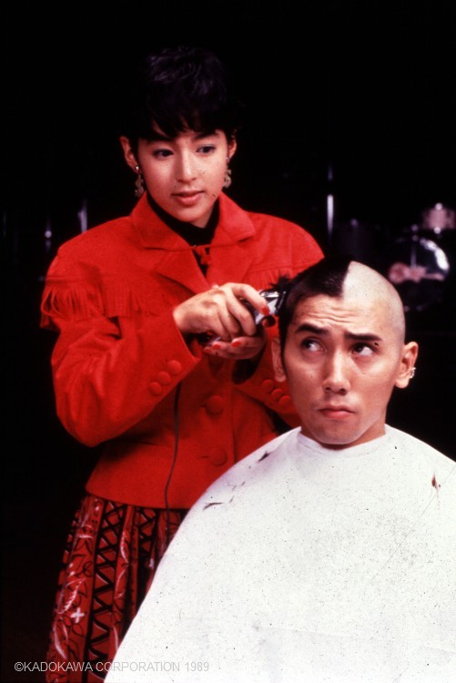 本木雅弘(右)因演出《五個光頭的少年》與周防正行導演結緣,左為鈴木保奈美。(翻攝自金馬影展官網)