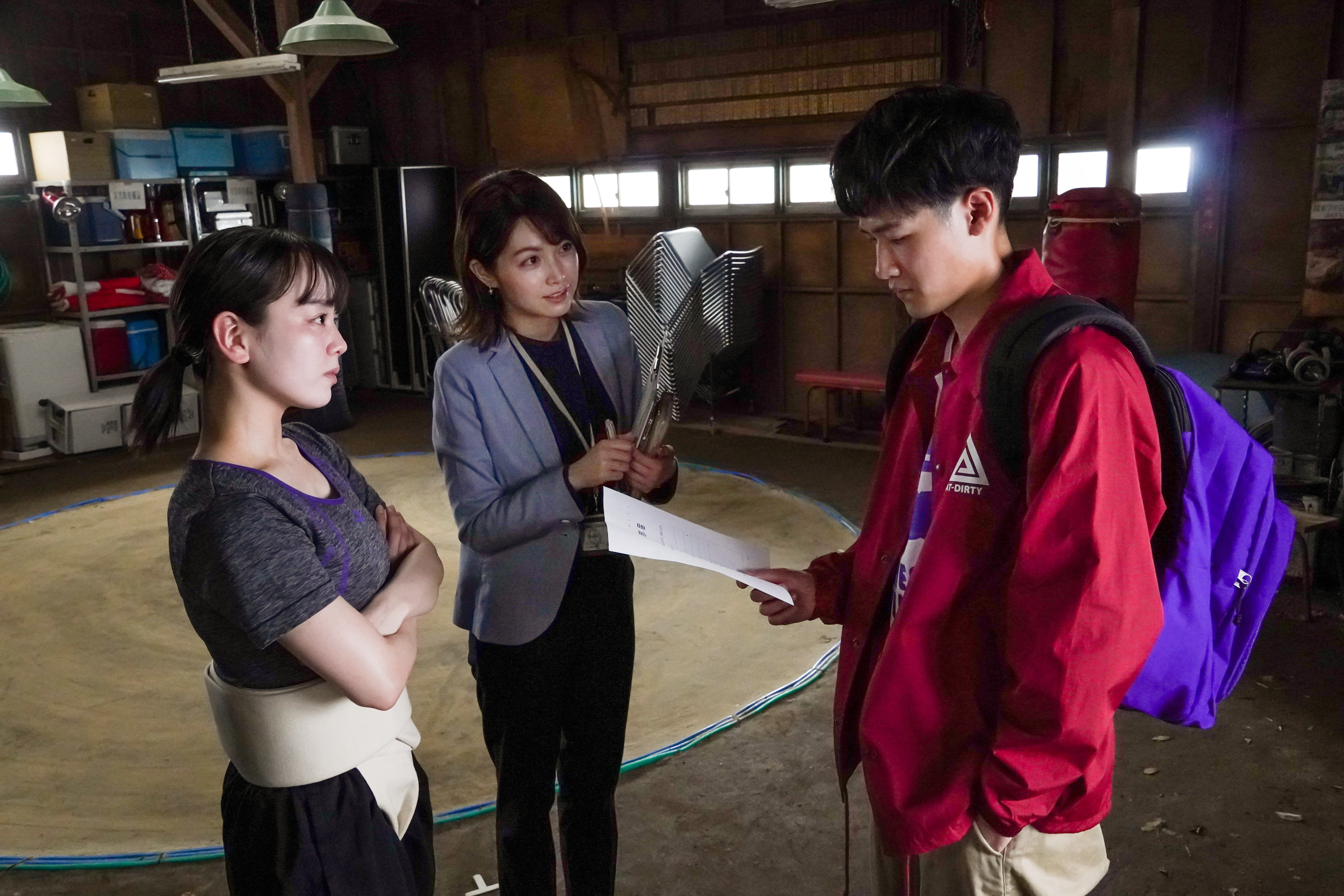 《五個相撲的少年》中伊原六花（左）是相撲設僅存的社員，葉山獎之因要換取畢業學分被教授強迫入社。（Disney+提供）