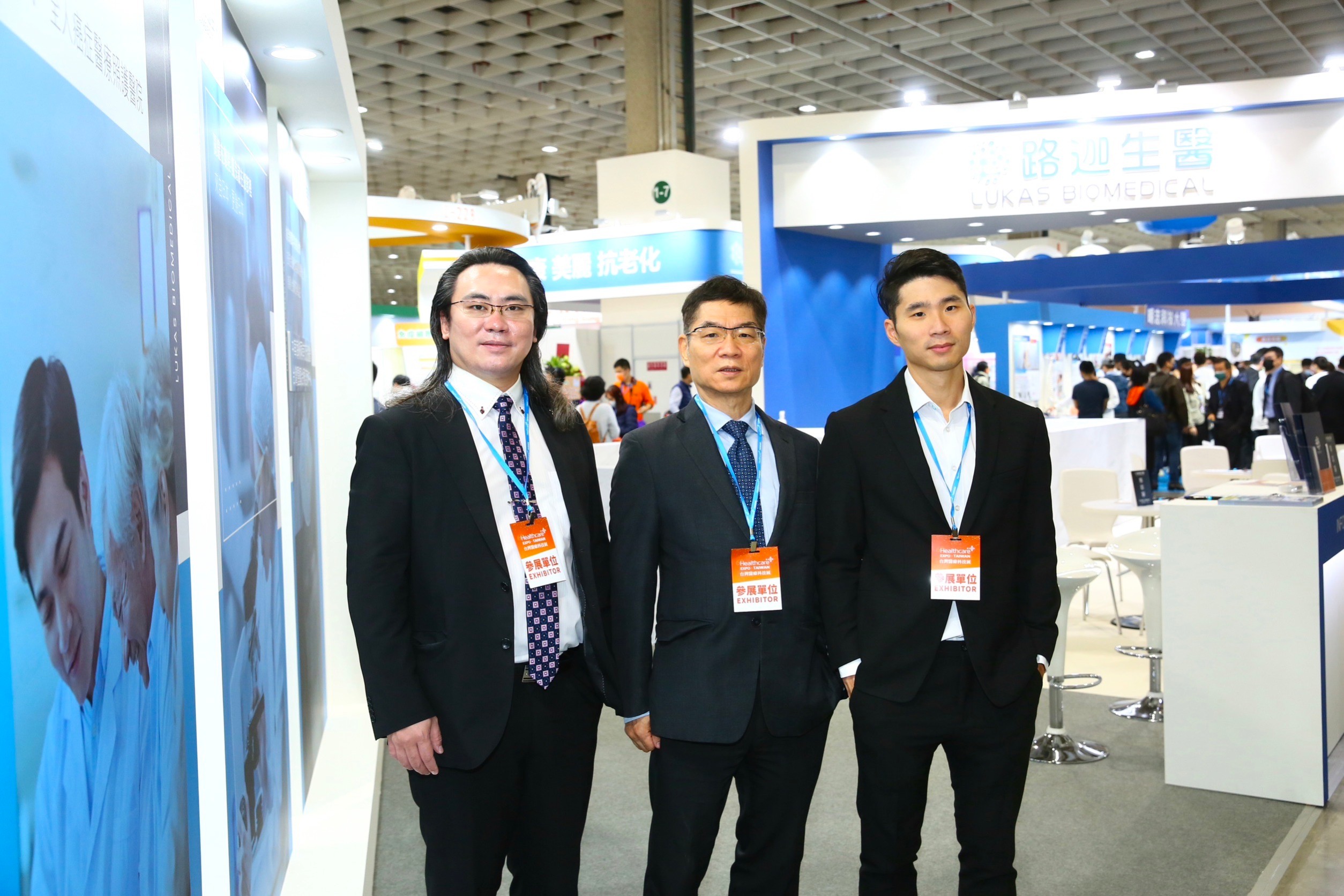 路迦董事長唐稚超（左）、與總經理劉朝安（右）、顧問劉炳中（中）在台灣醫療科技展大秀全台具有國際藥證等級之癌症免疫細胞技術「LuLym-T」記憶型T細胞治療。