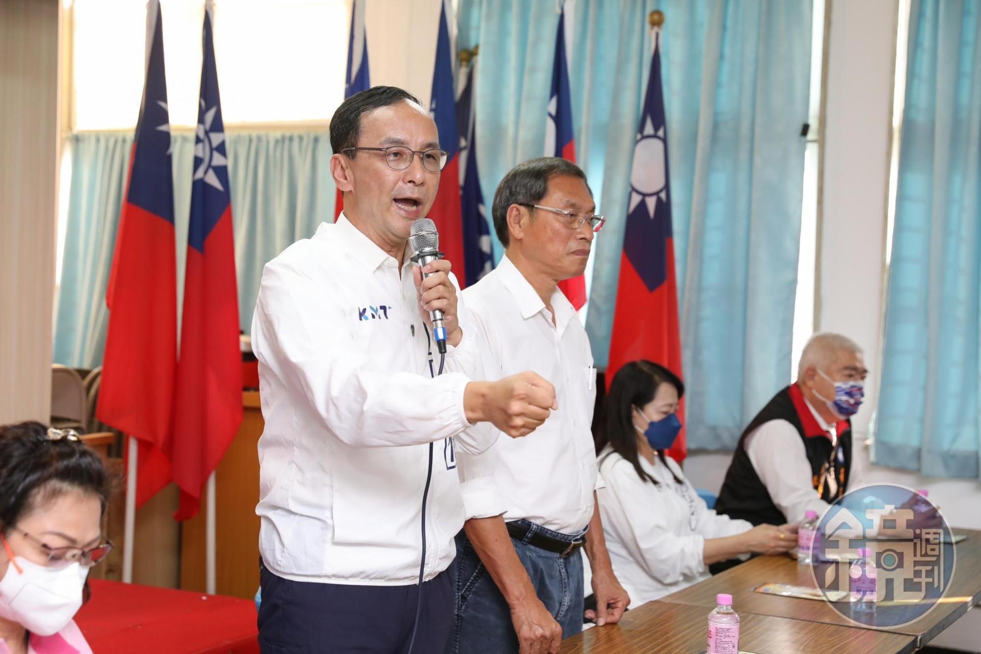 朱立倫(左)今在屏東出席感恩茶會,反嗆周春米「妳心虛嗎?」並表示國民黨會全力協助蘇清泉查出真相。