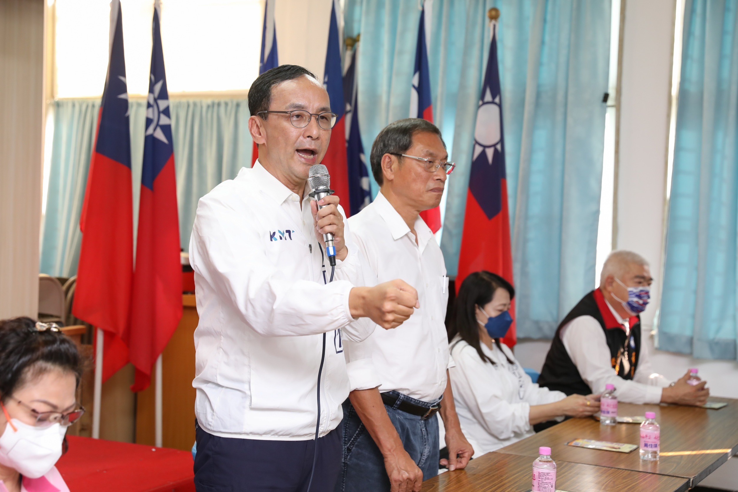 朱立倫（左）今在屏東出席感恩茶會，反嗆周春米「妳心虛嗎？」並表示國民黨會全力協助蘇清泉查出真相。