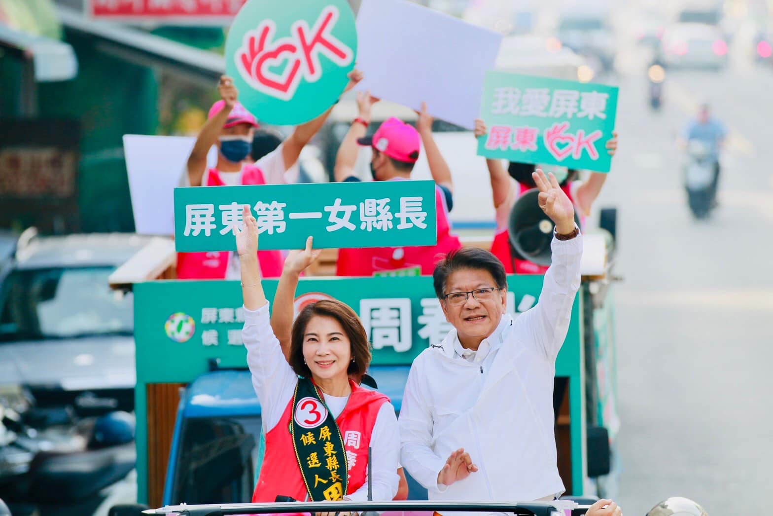 周春米（左）在11月26日開票中勝出，將接班潘孟安（右）成為下一任屏東縣長。（翻攝自周春米臉書）