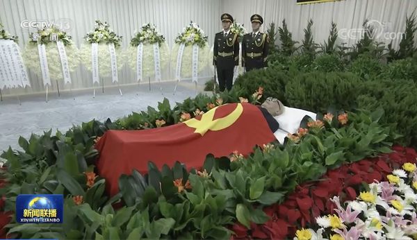 官媒《央視》新聞聯播今晚(1日)曝光江澤民大體從上海移回北京過程。(翻攝央視新聞聯播)
