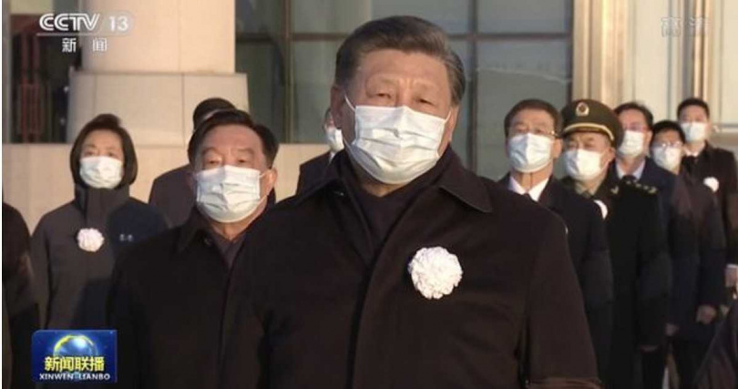 總書記習近平與夫人彭麗媛等人,胸佩白花與臂戴黑紗在停機坪肅立。(翻攝央視新聞聯播)