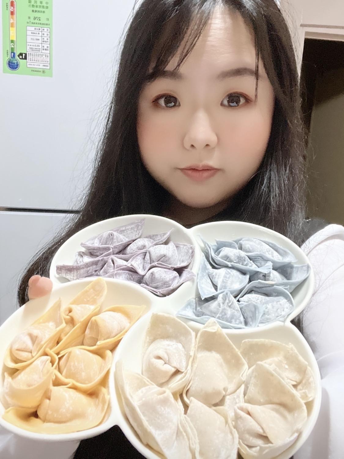 黃詩婷與七彩元寶餛飩。（黃詩婷提供）