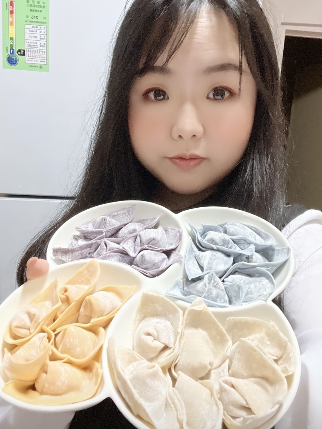 黃詩婷與七彩元寶餛飩。(黃詩婷提供)