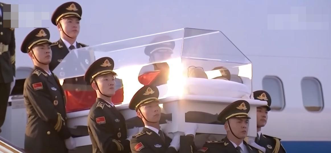 江澤民遺體昨天搭乘專機抵達北京。（翻攝自CCTV YouTube頻道）