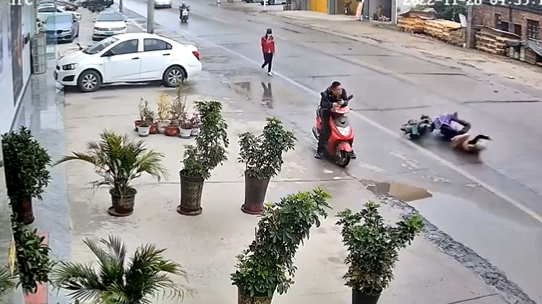 中國女騎士重摔躺地顫抖,車水馬龍仍被當「垃圾」沒人救。(翻自推特)