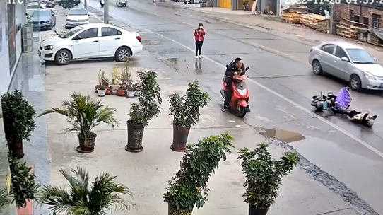 現場有一名男騎士和一名女路人,寧可冷血旁觀。(翻自推特)