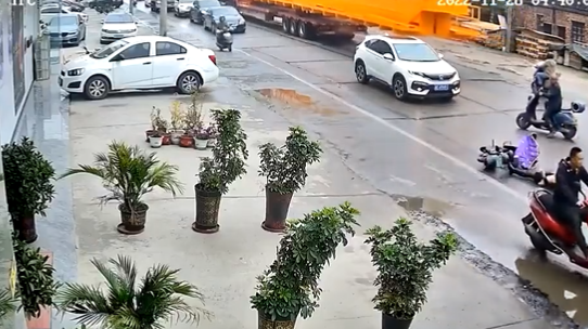 現場車水馬龍人潮多,就是沒有人願意出手救女騎士。(翻自推特)