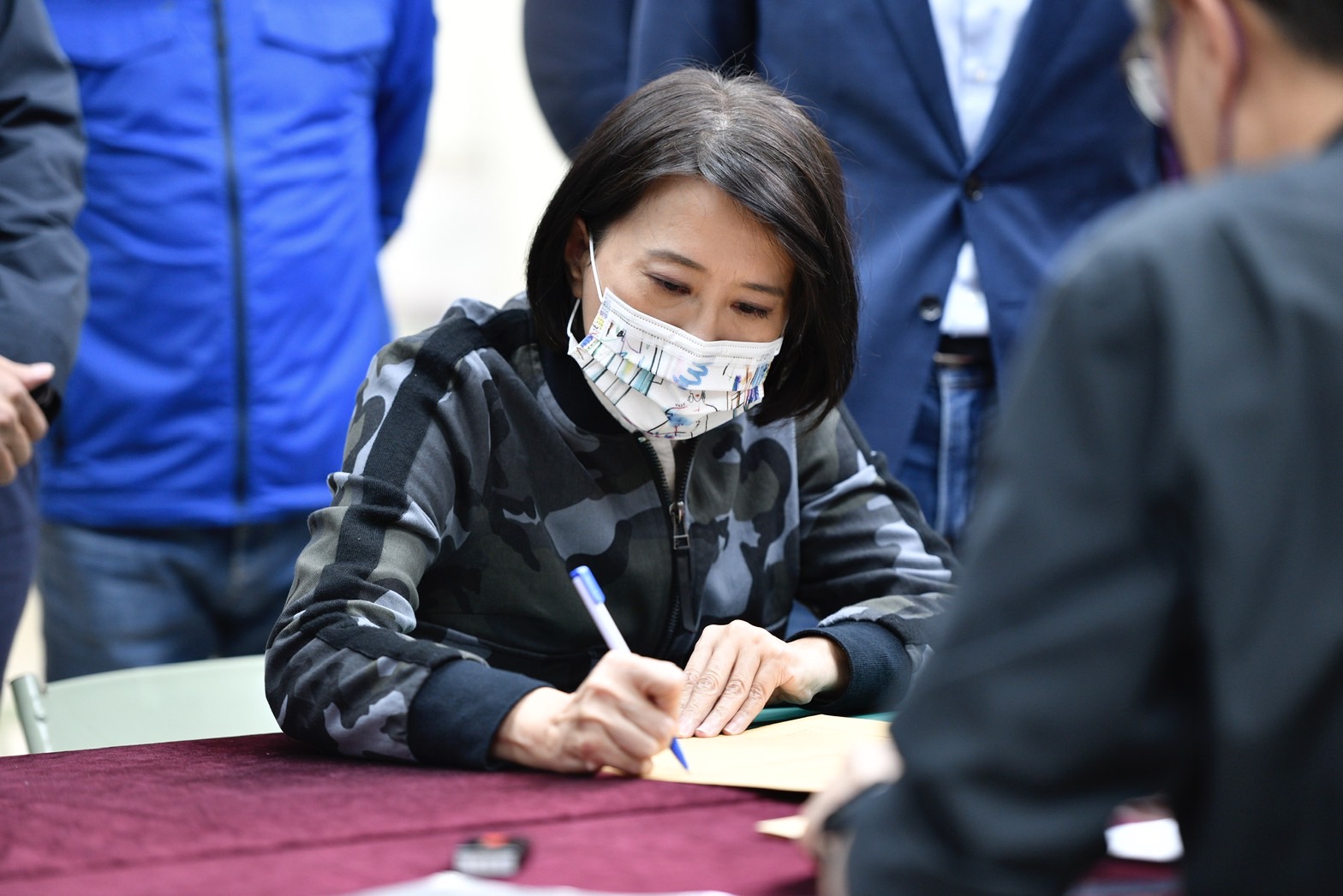 醫師吳欣岱認為，王鴻薇投入立委補選意味著國民黨的人才庫已經見底，年輕人才毫無出線的機會與空間。