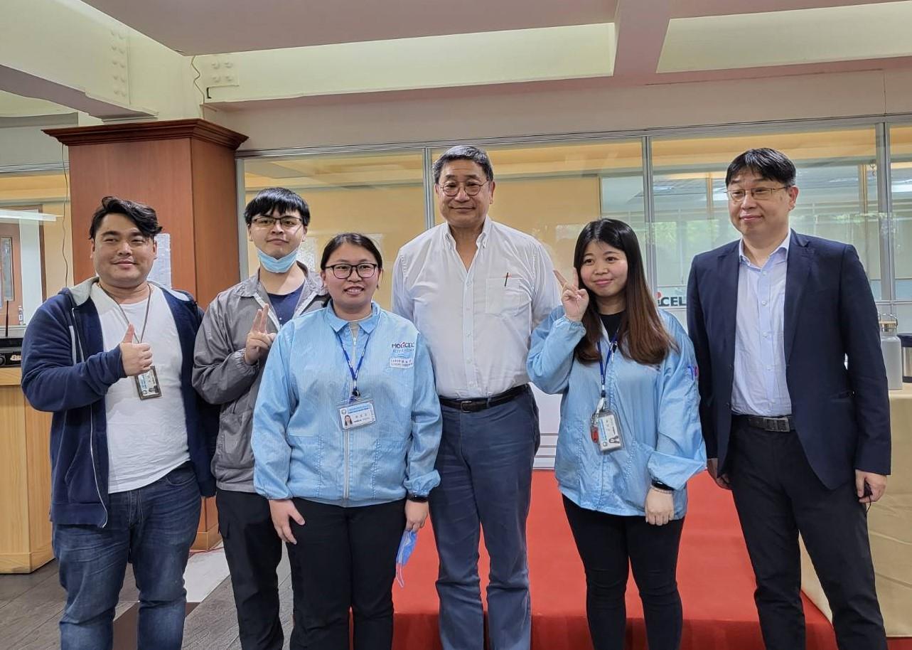 創立24年終於在今年轉虧為盈，張安平1日到台泥企業團所屬能元科技感謝同仁付出。（台泥提供）