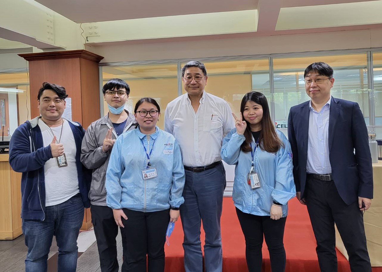 創立24年終於在今年轉虧為盈，張安平1日到台泥企業團所屬能元科技感謝同仁付出。（台泥提供）