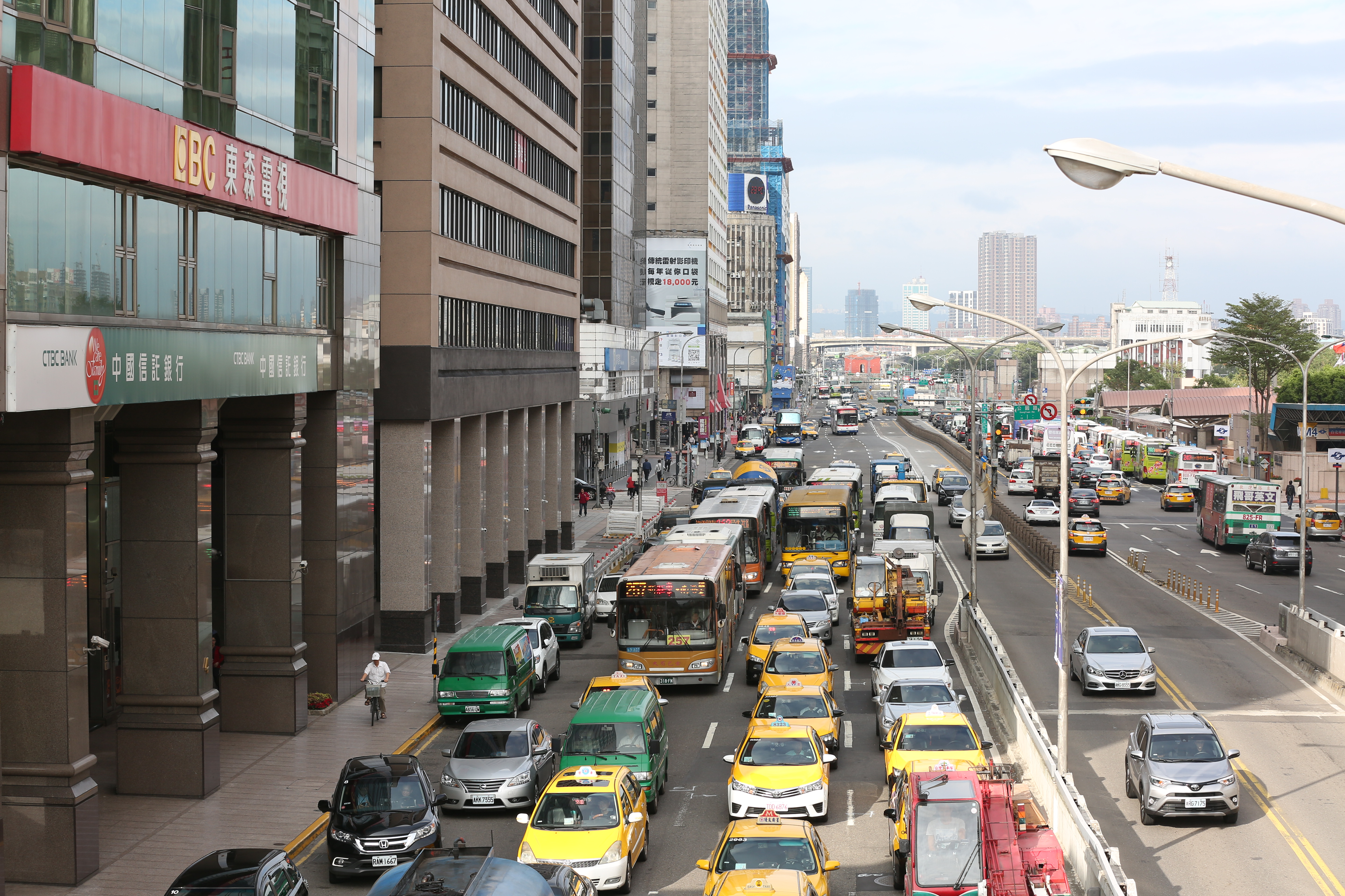 忠孝西路（重慶北路-中山北路）禁行機車44年，如今宣布將限時開放通行。（本刊資料照）