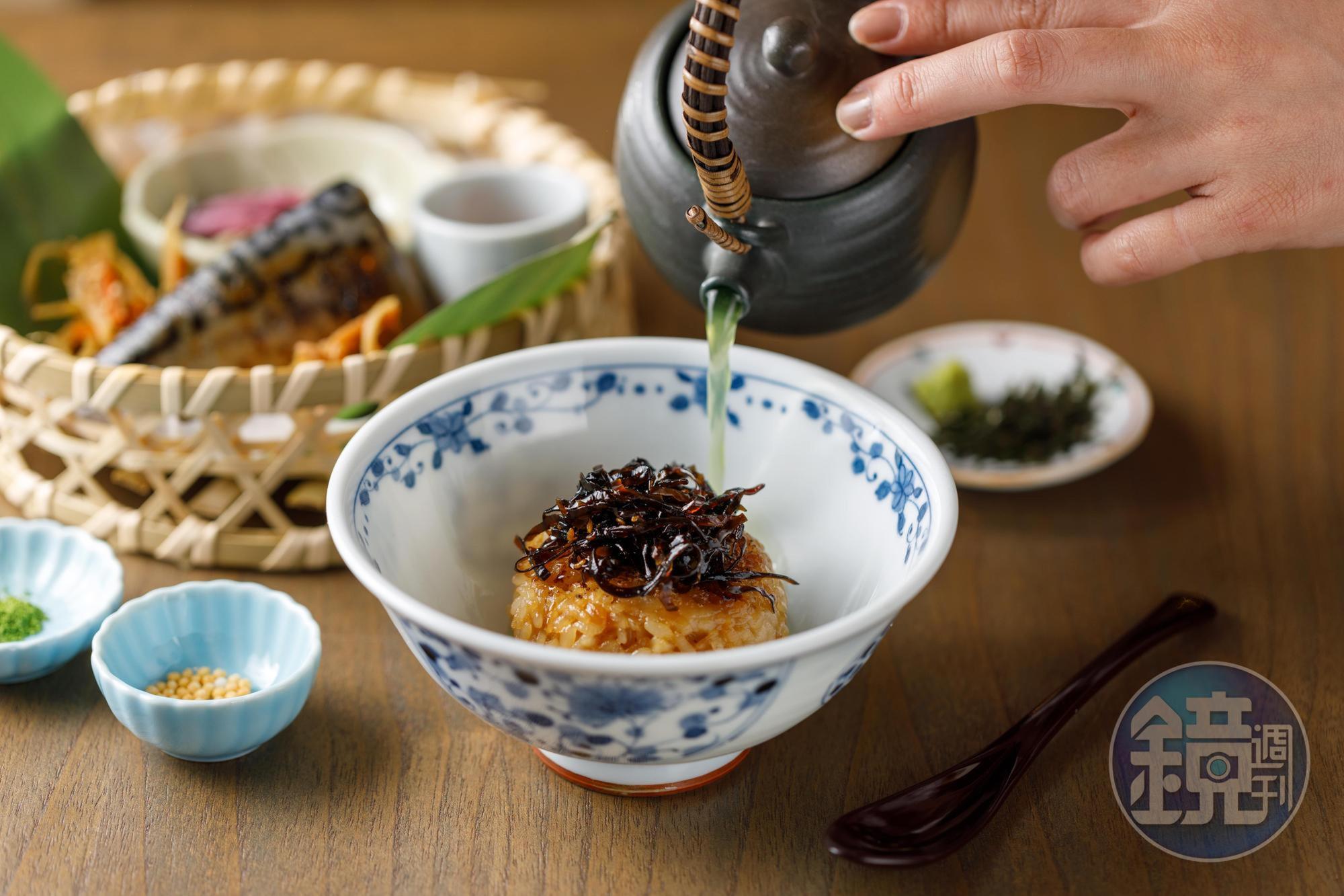 「烤飯糰茶泡飯套餐」以京都抹茶搭配飯糰，順口美味。（380元／份）