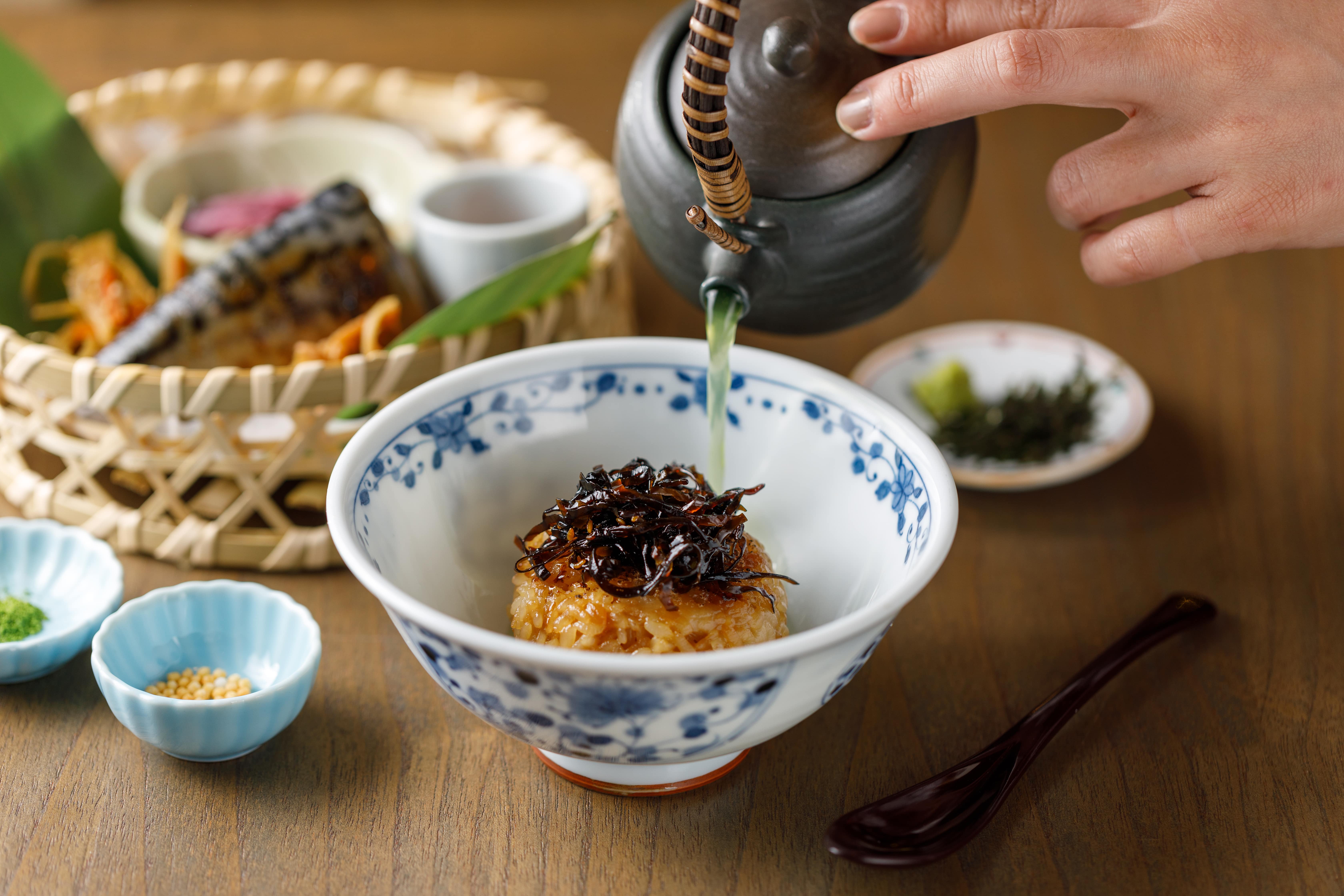 「烤飯糰茶泡飯套餐」以京都抹茶搭配飯糰，順口美味。（380元／份）